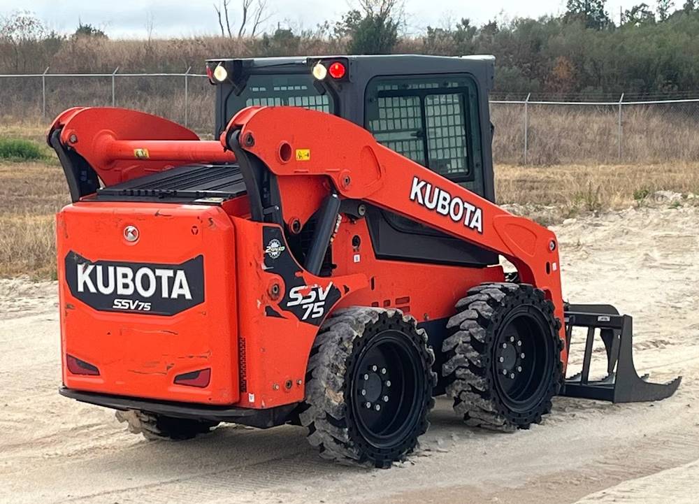 
								2023 Kubota SSV75 full									