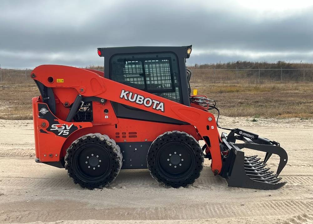 
								2023 Kubota SSV75 full									
