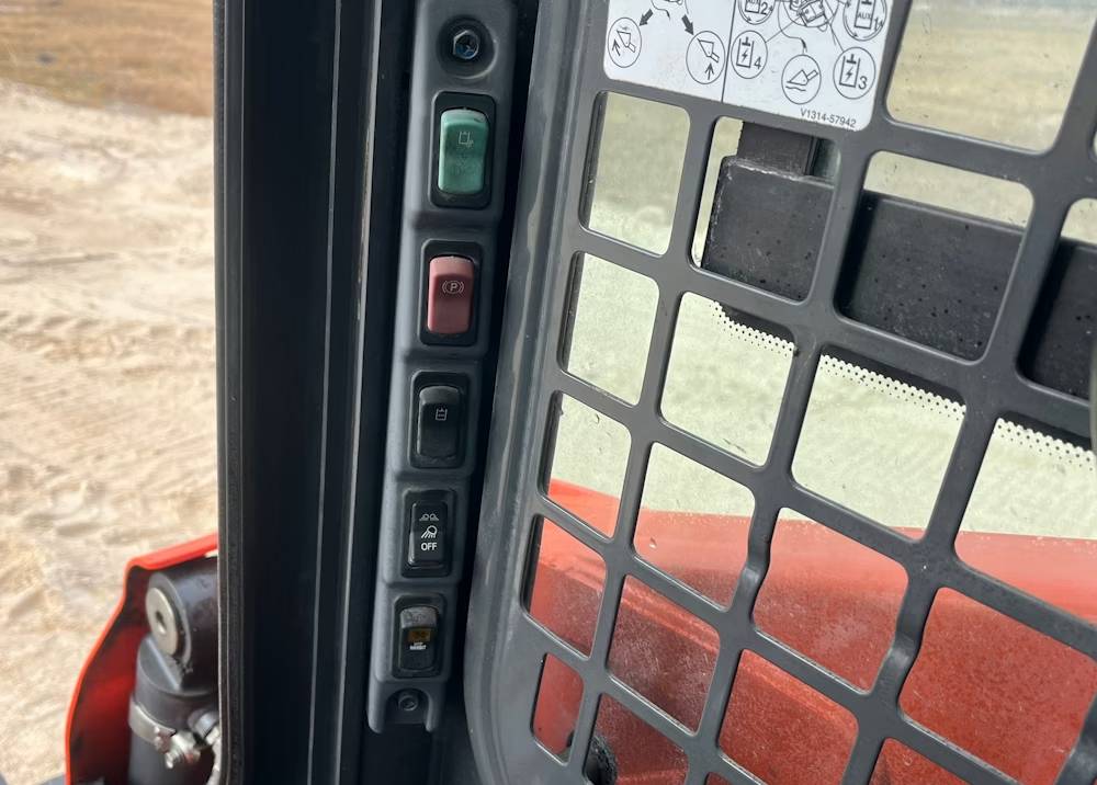 
								2023 Kubota SSV75 full									