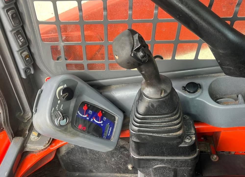 
								2023 Kubota SSV75 full									