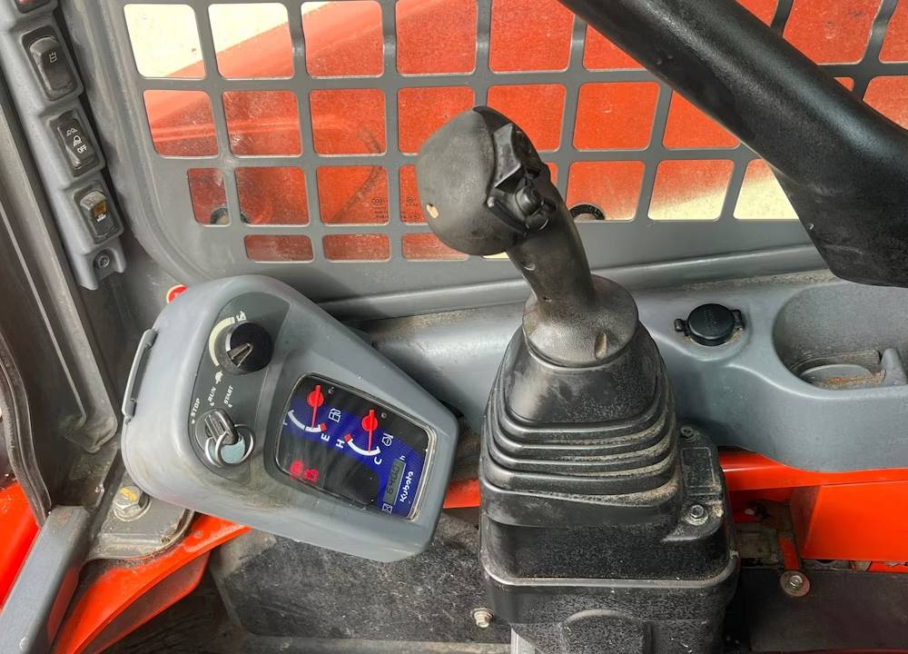 
								2023 Kubota SSV75 full									