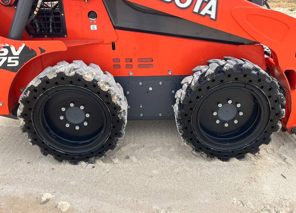 
								2023 Kubota SSV75 full									