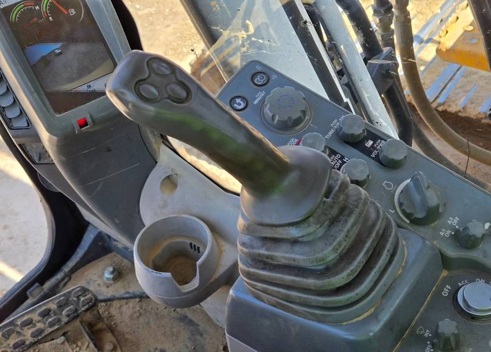
								2019 John Deere 210G Excavator Trackhoe Backhoe Aux Hyd Thumb Bucket full									